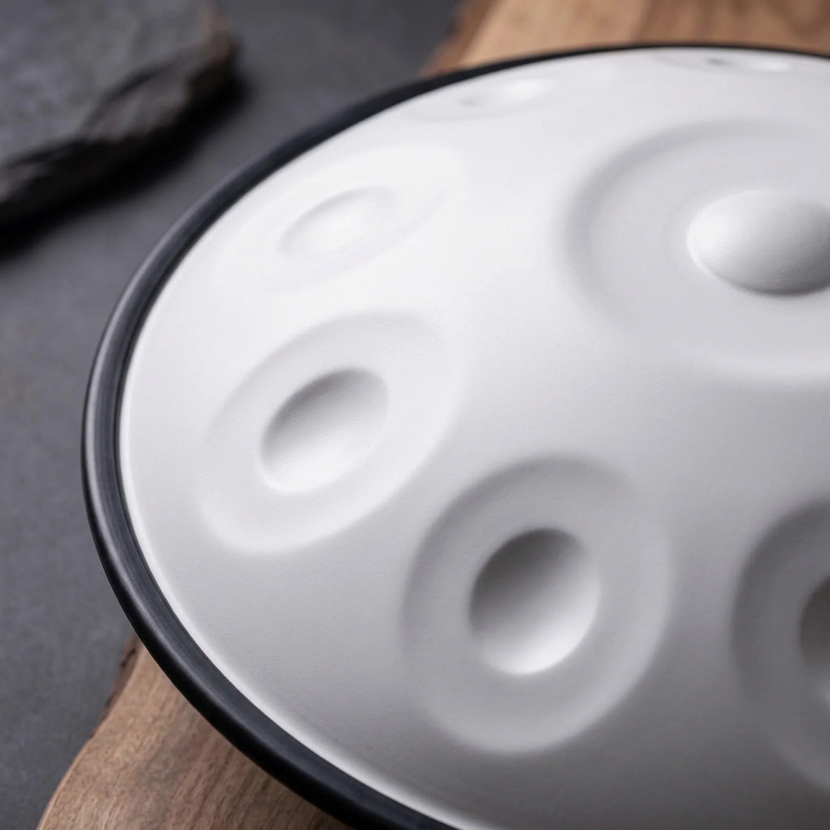 Handpan 10 notes D minor Opale Kovapan blanc laqué – gros plan champs de notes épurées sur bois et ardoise