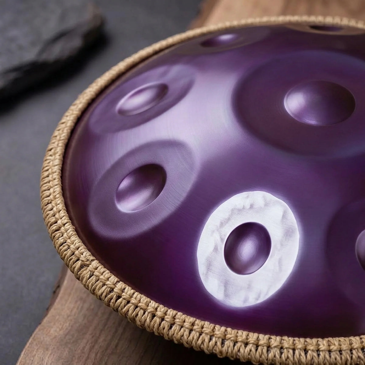 Handpan 12 notes D Kurd mauve Kovapan bord tressé – gros plan champs de notes sur bois et ardoise