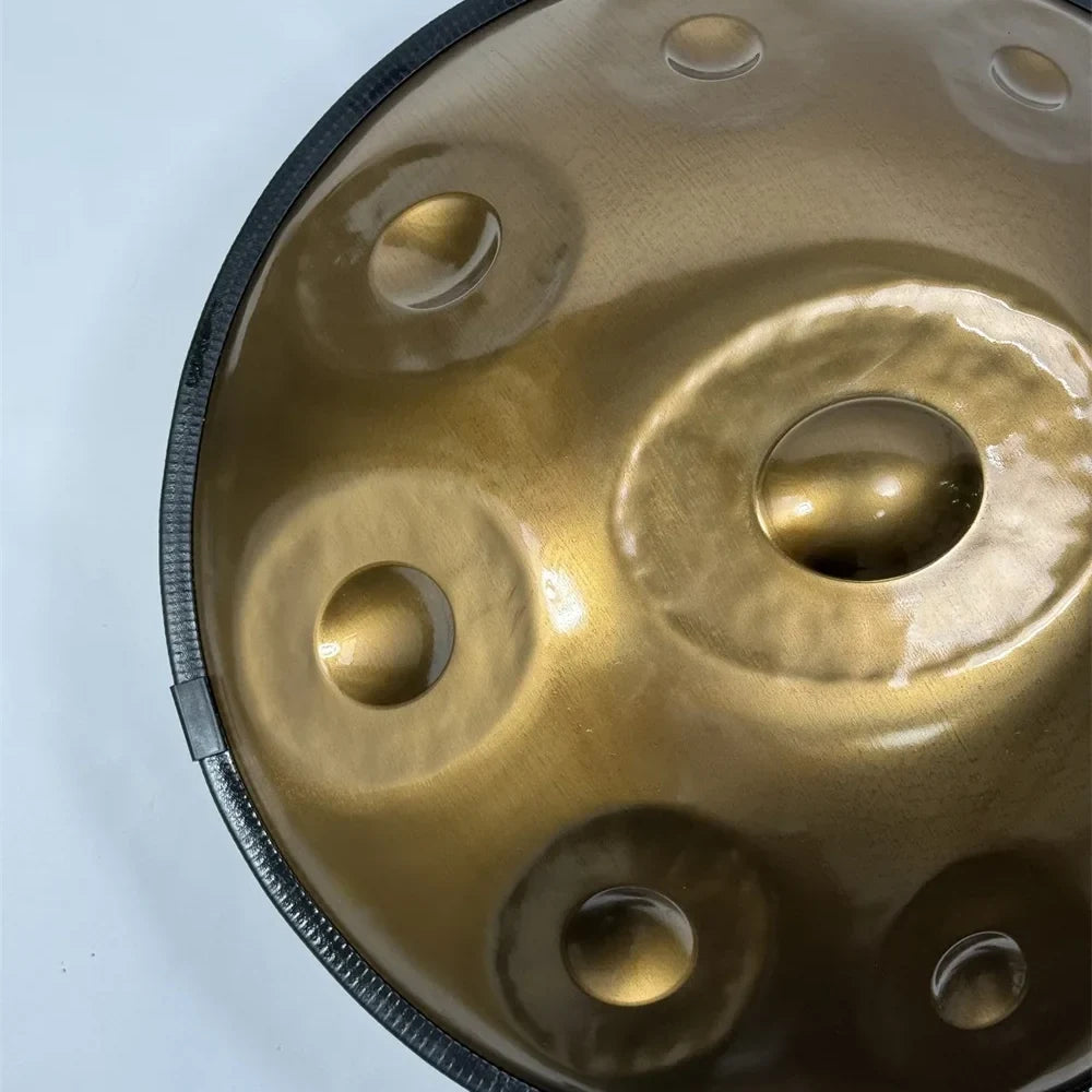Gros plan sur le Ding et les notes du handpan SIMOUN, finition or brossée – Kovapan