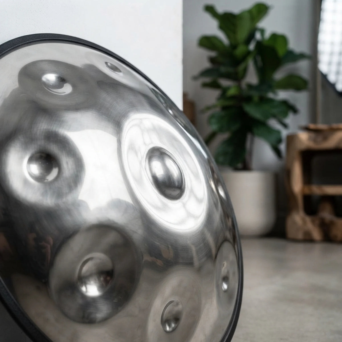 Gros plan sur les champs de notes du handpan D Kurd 9 notes SELENE argenté poli miroir – Kovapan