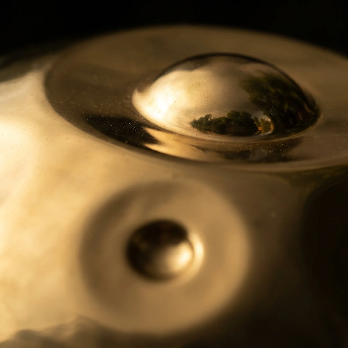 Gros plan sur une note du handpan instrument de musique SOLAS doré poli – Kovapan