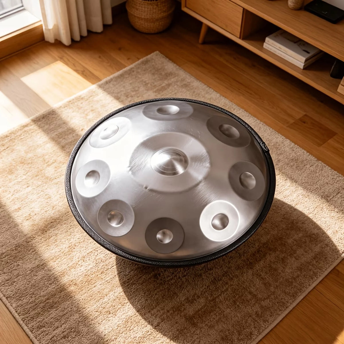 Handpan STELLAR argenté posé sur un tapis – Kovapan