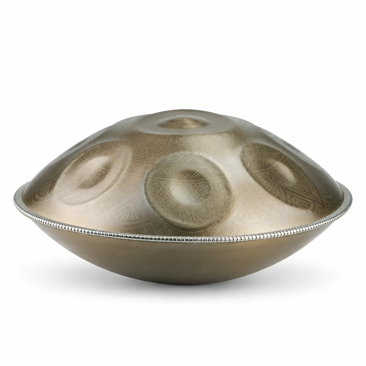 Handpan DUNE Ré mineur Kurd 9 notes vu de profil, acier bronze gravé et jonc argenté – Kovapan