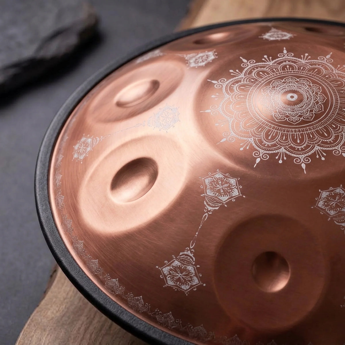 Gros plan sur les motifs mandala blancs et les champs de notes du handpan ROSALIE, sur bois et ardoise – Kovapan