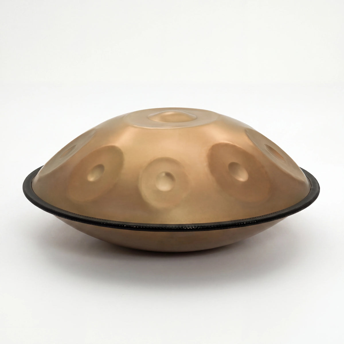 Handpan SAFRAN doré vu de profil sur fond blanc – Kovapan