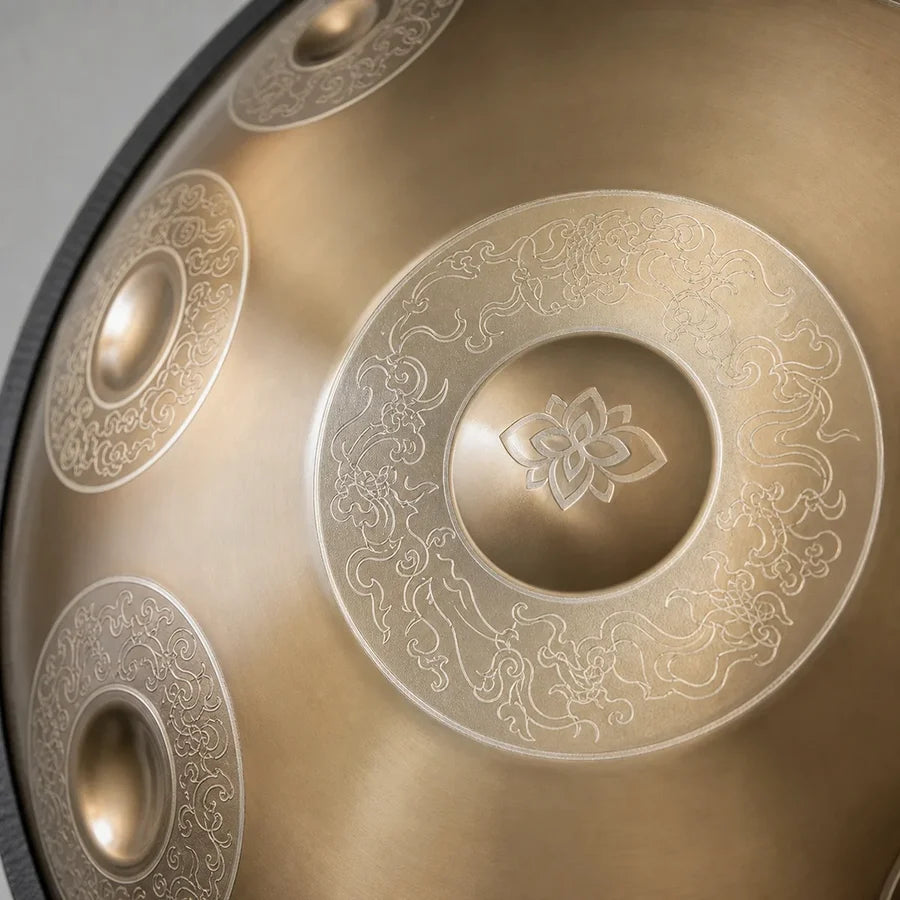 Gros plan sur la gravure lotus du Ding du handpan professionnel VERMEIL doré – Kovapan