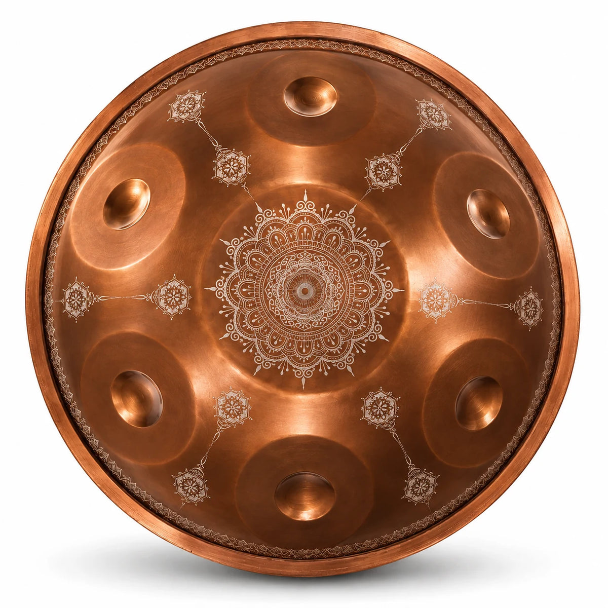 Handpan ROSALIE en Sol Amara, cuivre poli gravé d'un mandala henné, vu de dessus sur fond blanc – Kovapan