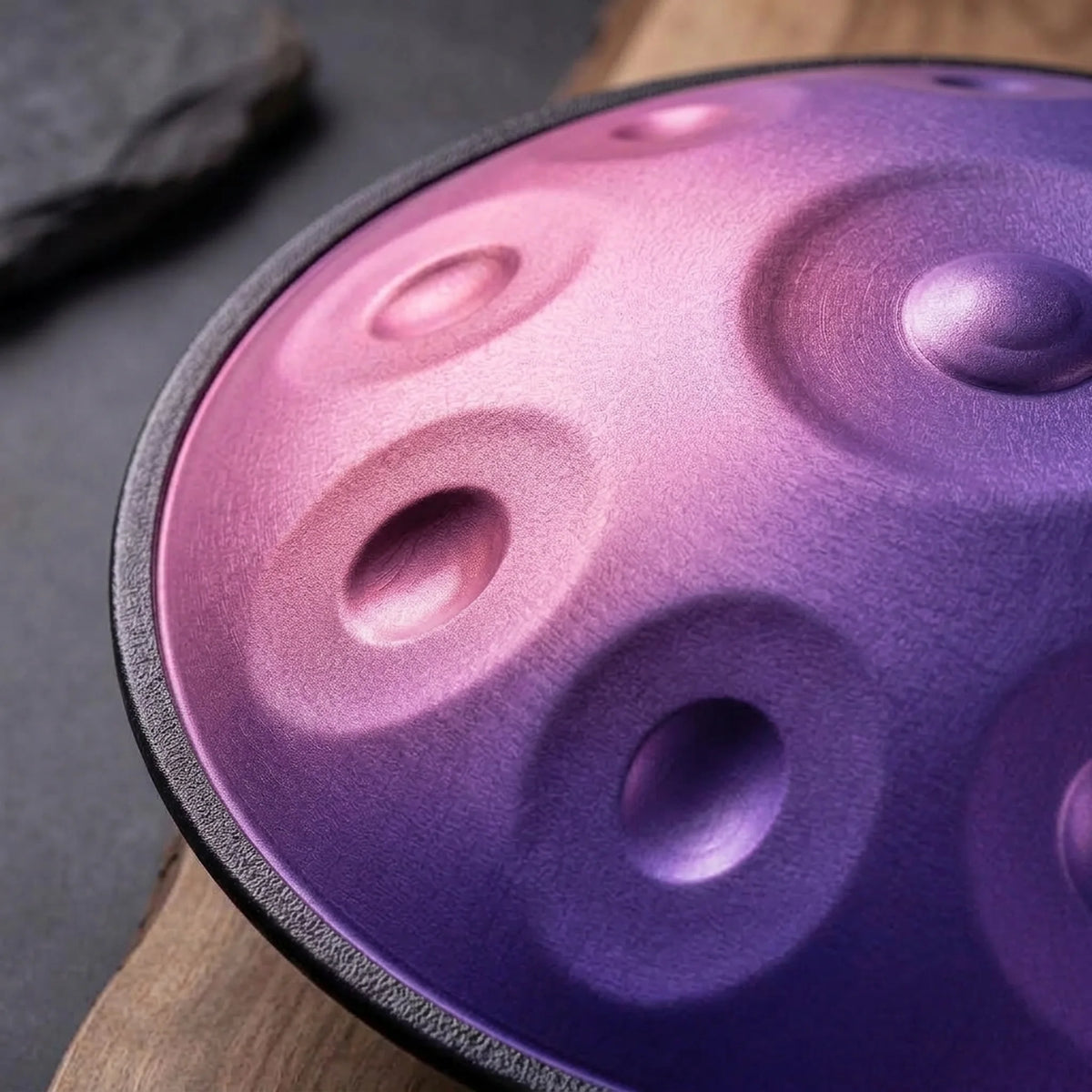 Handpan violet iris dégradé rose-violet Kovapan – gros plan champs de notes dégradé sur bois et ardoise