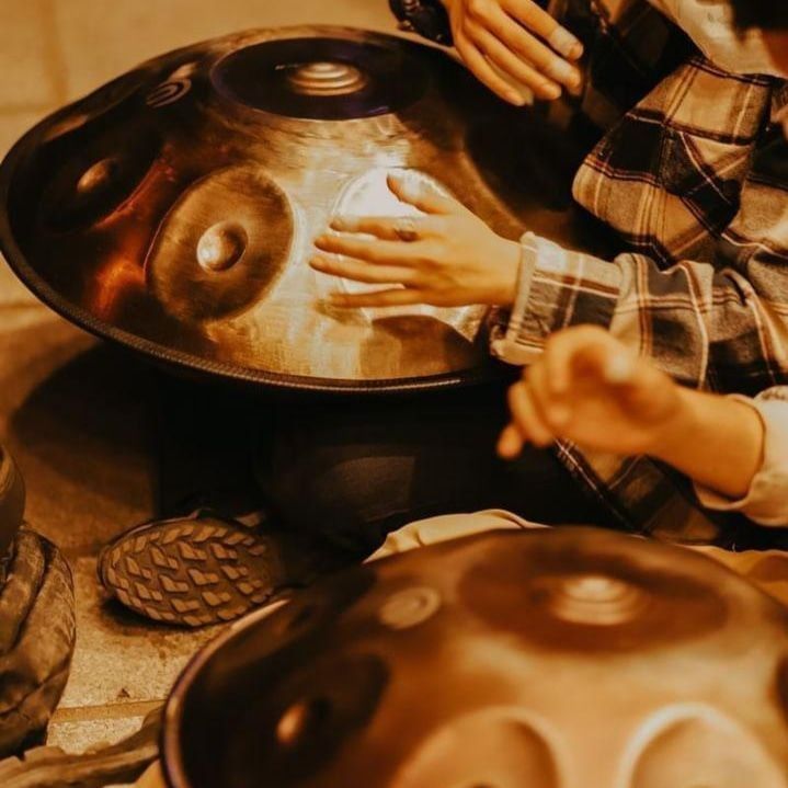 Deux handpans joués à la main, gros plan sur les champs sonores