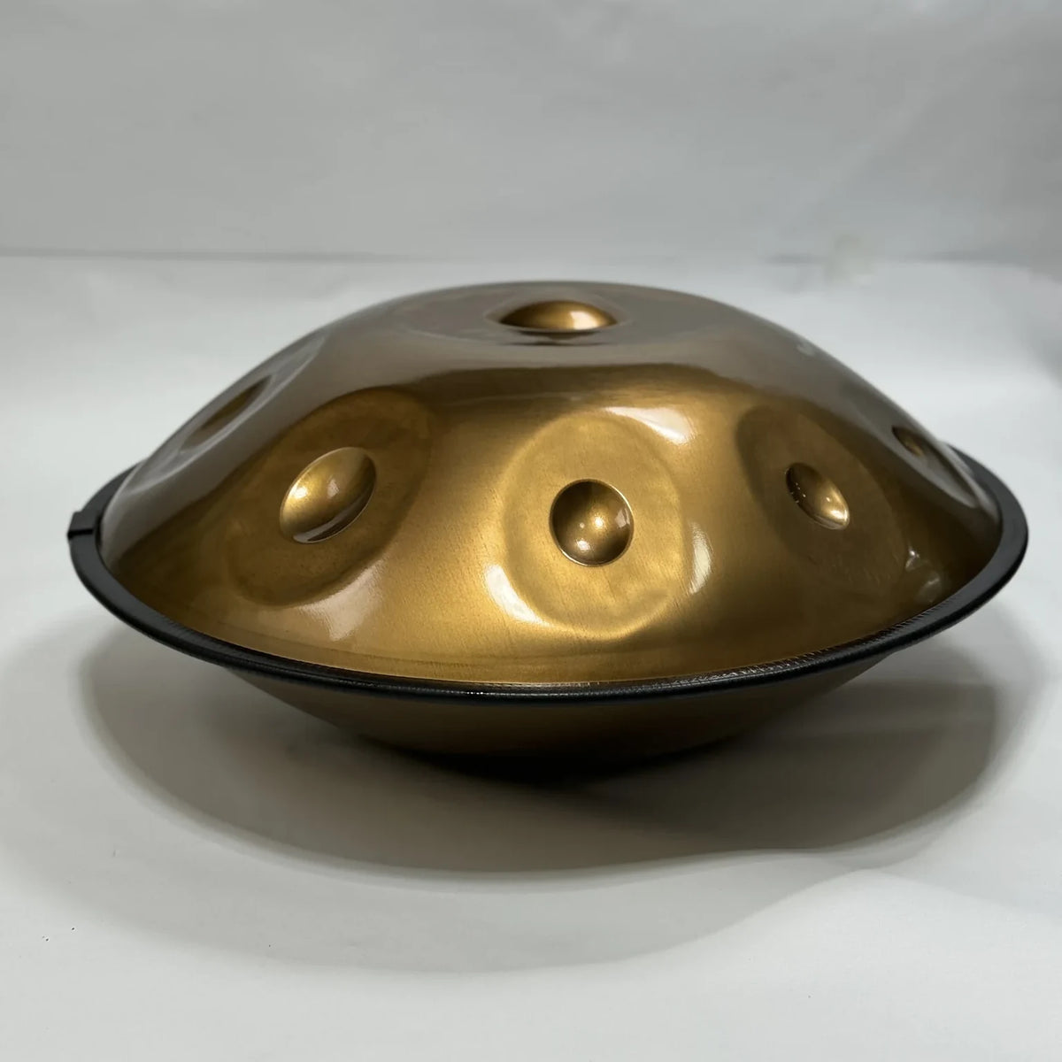 Handpan KHAMSIN finition or vu de trois quarts sur fond blanc – Kovapan