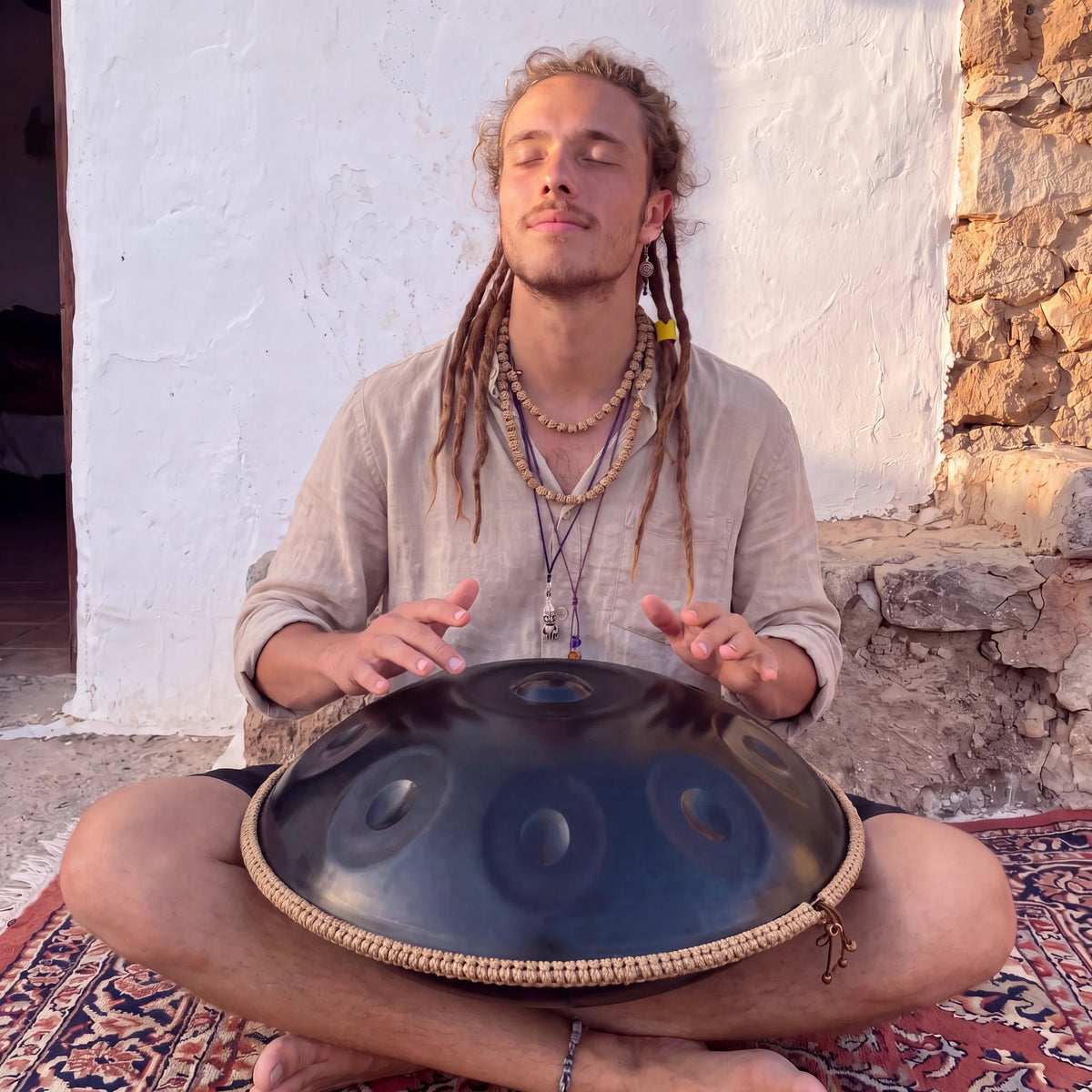 Musicien jouant du handpan E Amara INFINI en séance de méditation - KOVAPAN