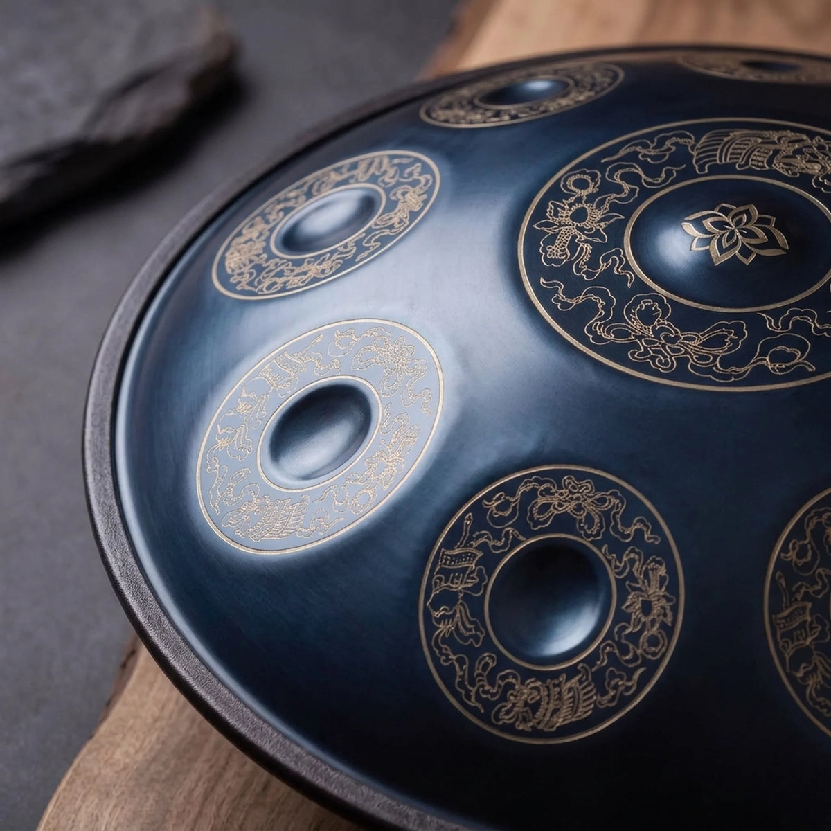 Handpan D Kurd 10 notes Brume Kovapan bleu nuit – gros plan gravures orientales lotus dorées sur bois et ardoise