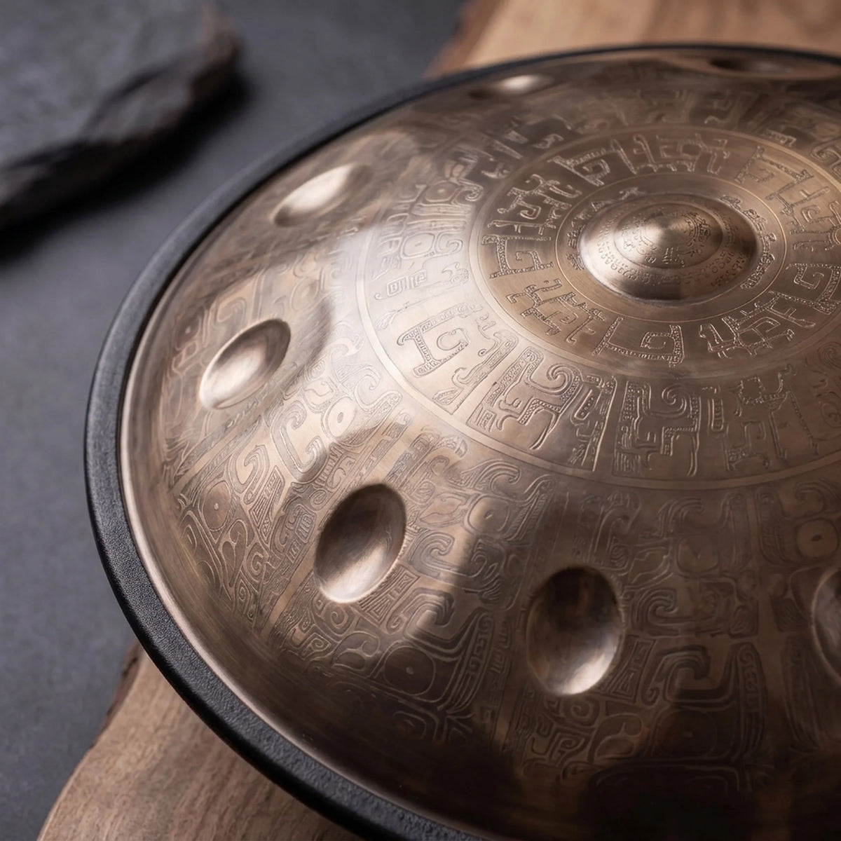 Gros plan sur les gravures et les champs de notes du handpan NETERO, sur bois et ardoise – Kovapan