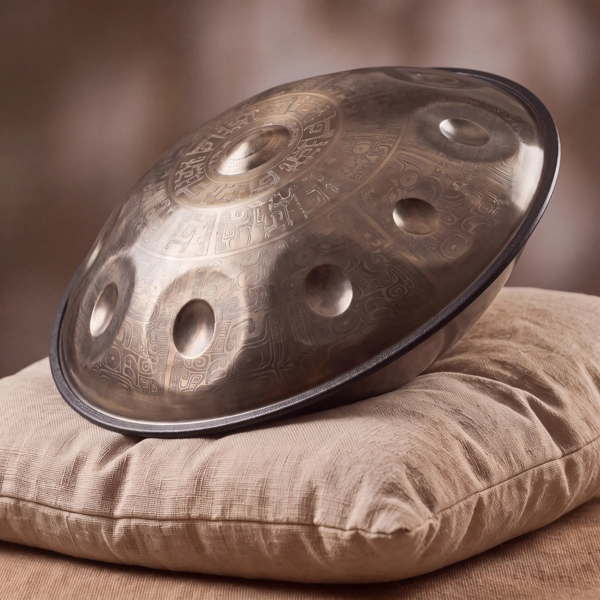 Handpan NETERO en Ré mineur Kurd posé de profil sur un coussin en lin – Kovapan