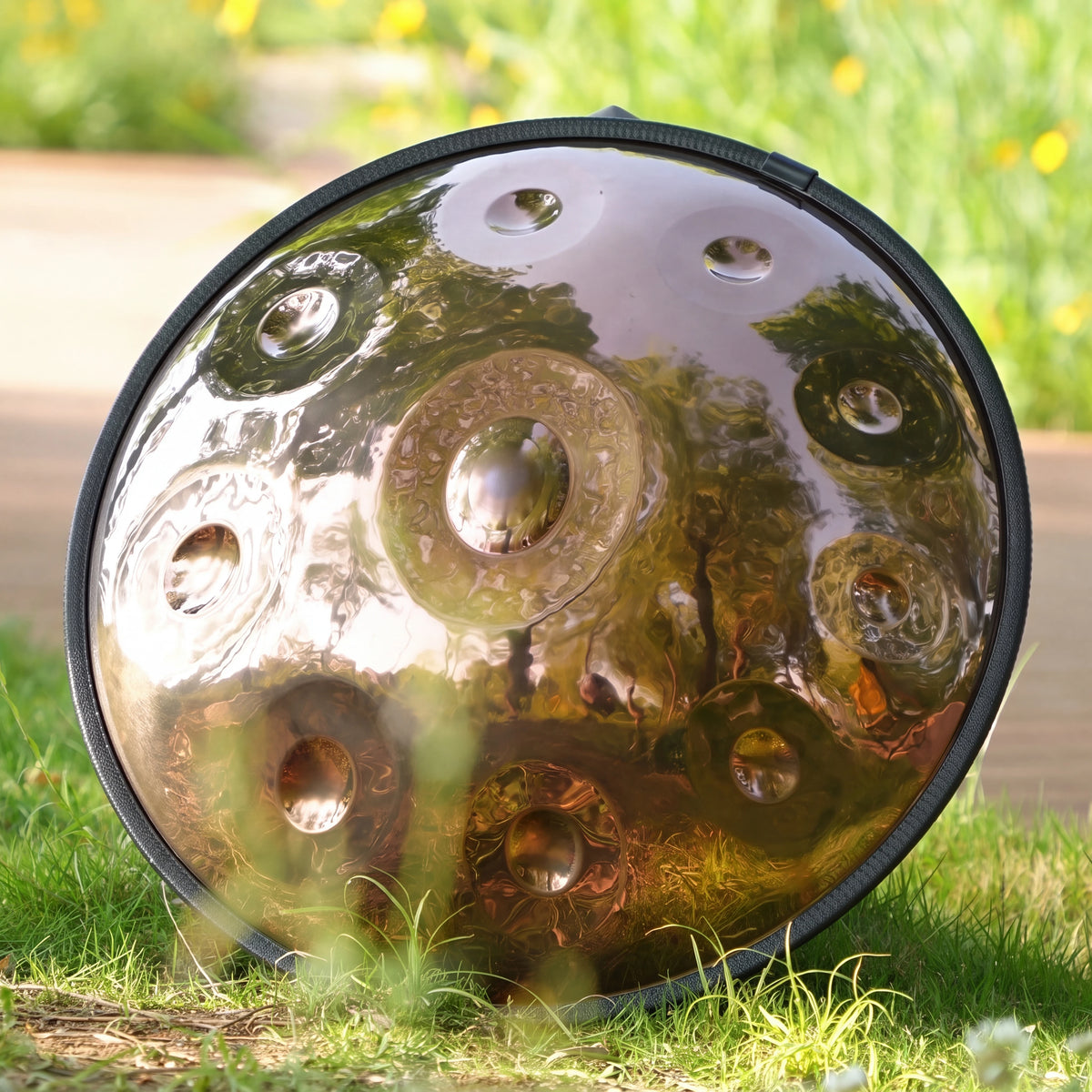 Handpan D Kurd SOLAS doré KOVAPAN, en situation d'utilisation