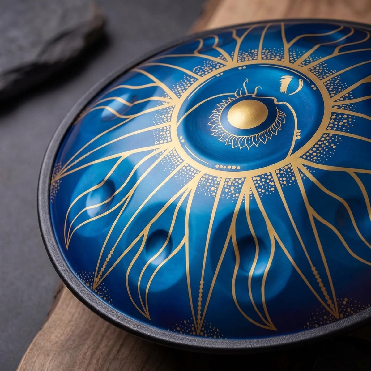 Gros plan sur les gravures dorées soleil du handpan D Kurd ECLIPSE bleu – Kovapan