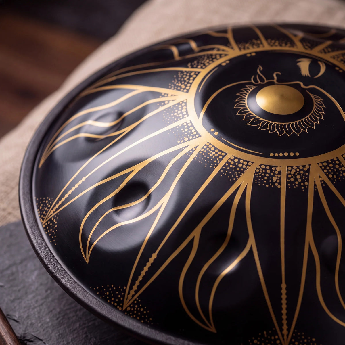 Handpan D Kurd Eclipse Kovapan noir mat – détail macro gravures dorées soleil lune