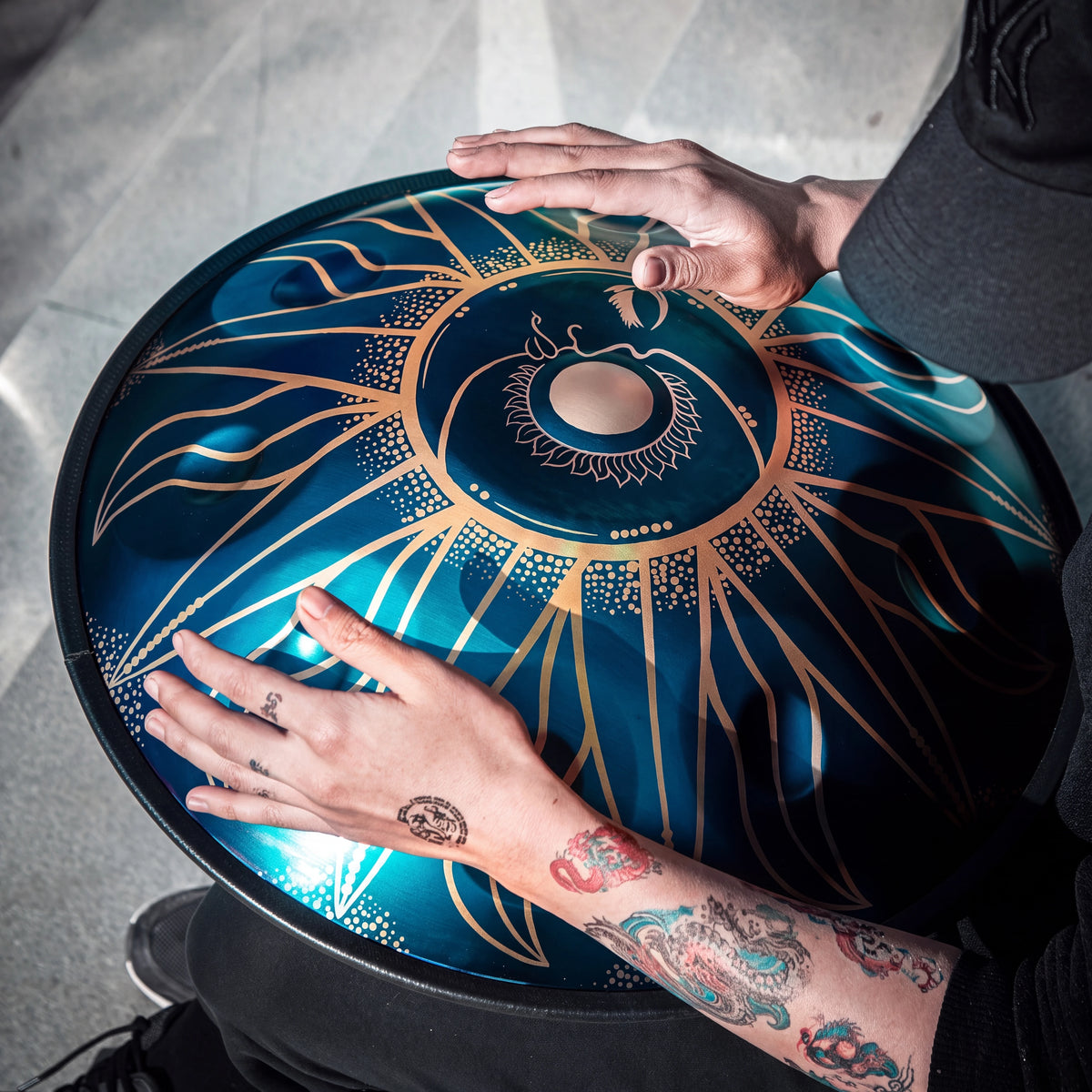 Handpan D Kurd ECLIPSE bleu KOVAPAN, en situation d'utilisation