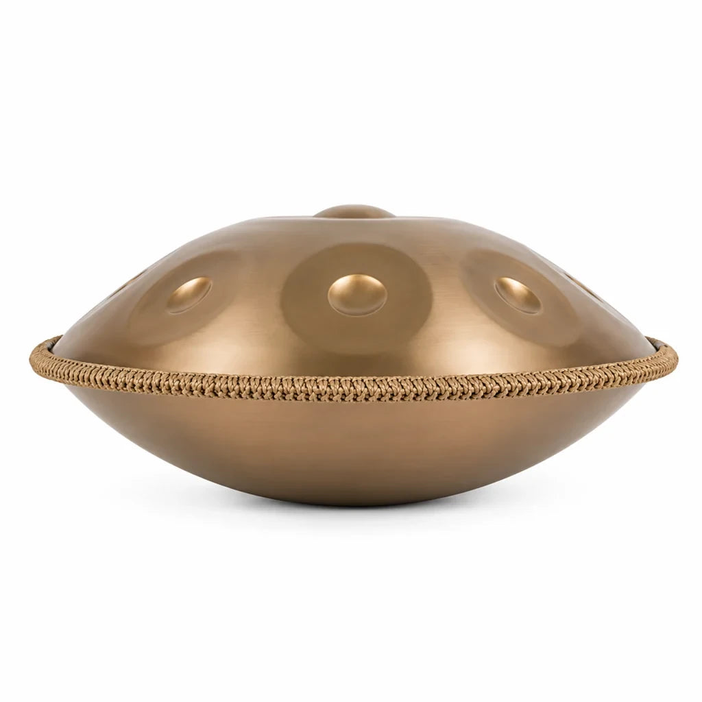 Handpan AURORA doré, vue de profil avec bord tressé naturel – Kovapan