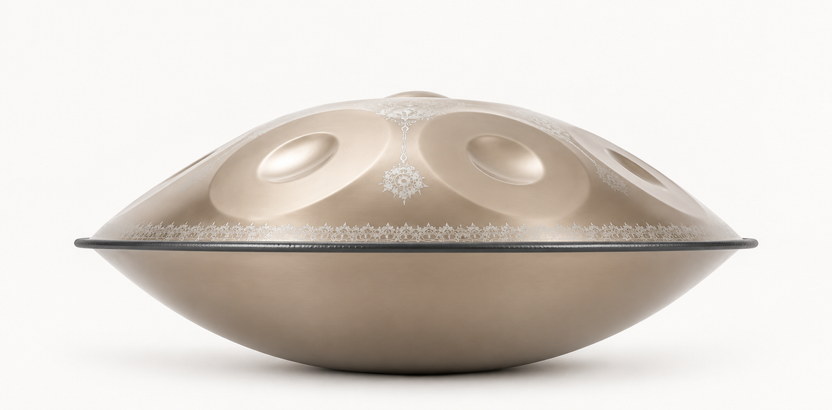 Handpan ARABESQUE vu de profil sur fond blanc – Kovapan