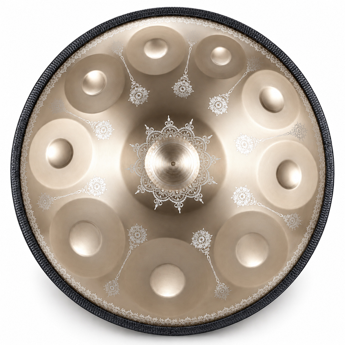 Handpan doré ARABESQUE vu de dessus, arabesques argentées autour des champs de notes – Kovapan