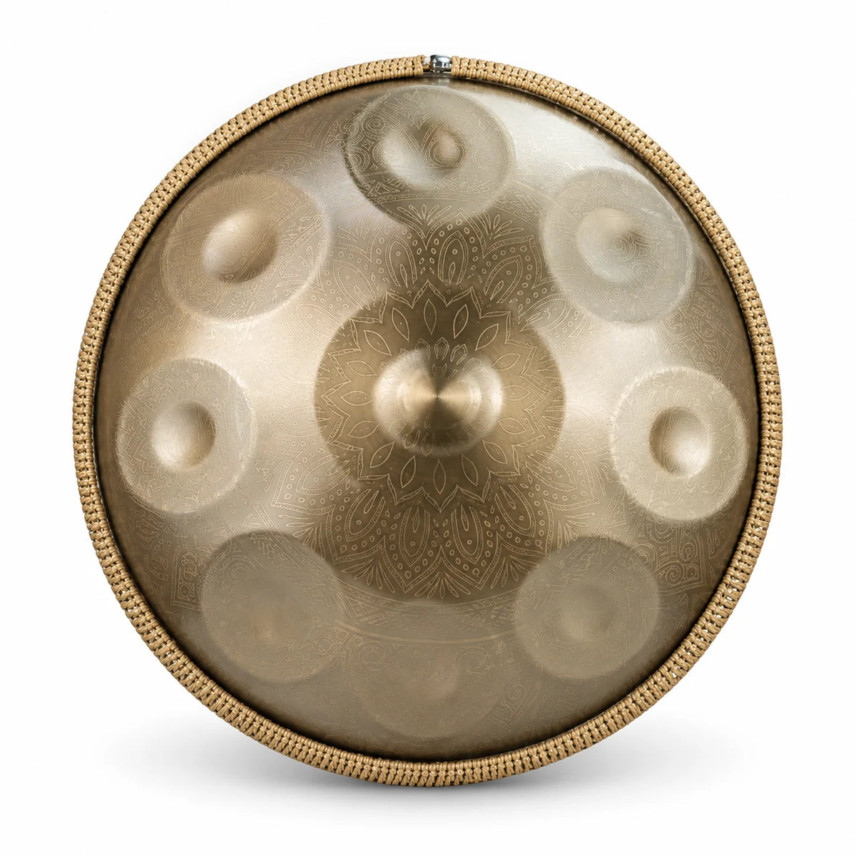 Handpan DUNE Ré mineur Kurd 9 notes vu de face, finition dorée, gravure mandala et cerclage tressé – Kovapan