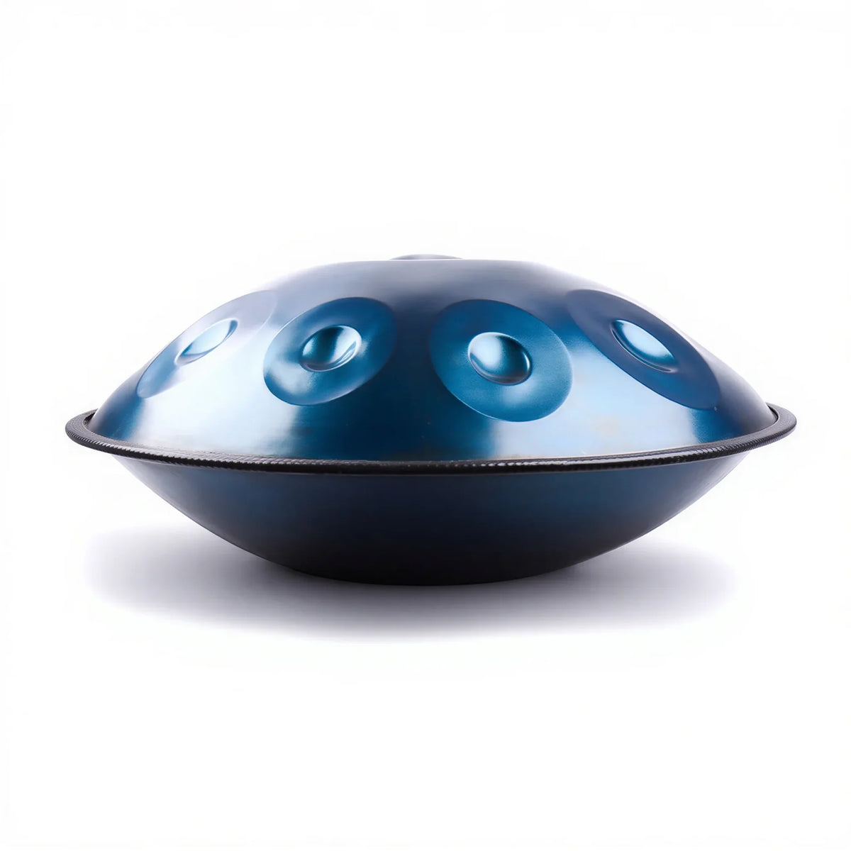 Handpan Equinox bleu acier – vue de profil forme lenticulaire fond blanc – Kovapan