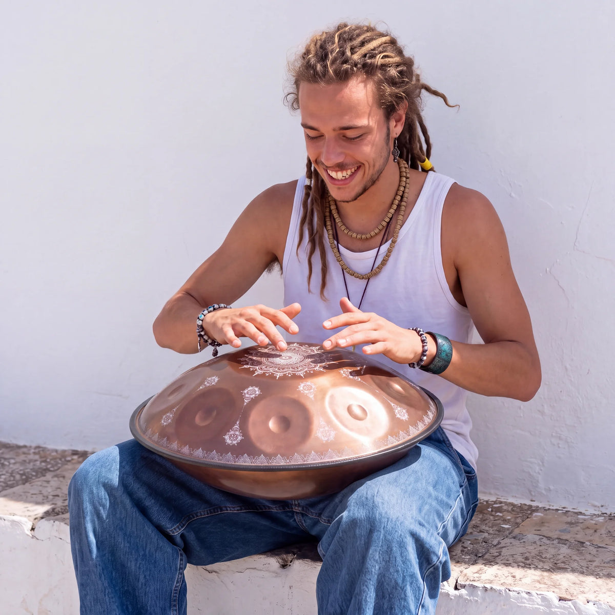 Musicien jouant du handpan ROSALIE cuivré rosé – Kovapan