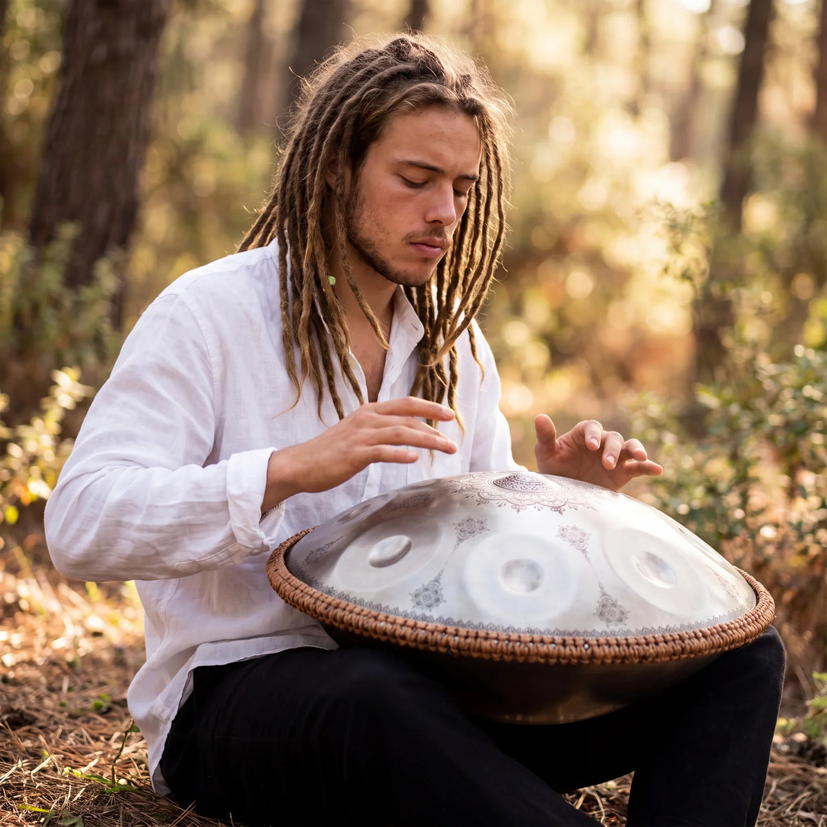 Handpan G Minor mandala argenté joué par un musicien – Kovapan