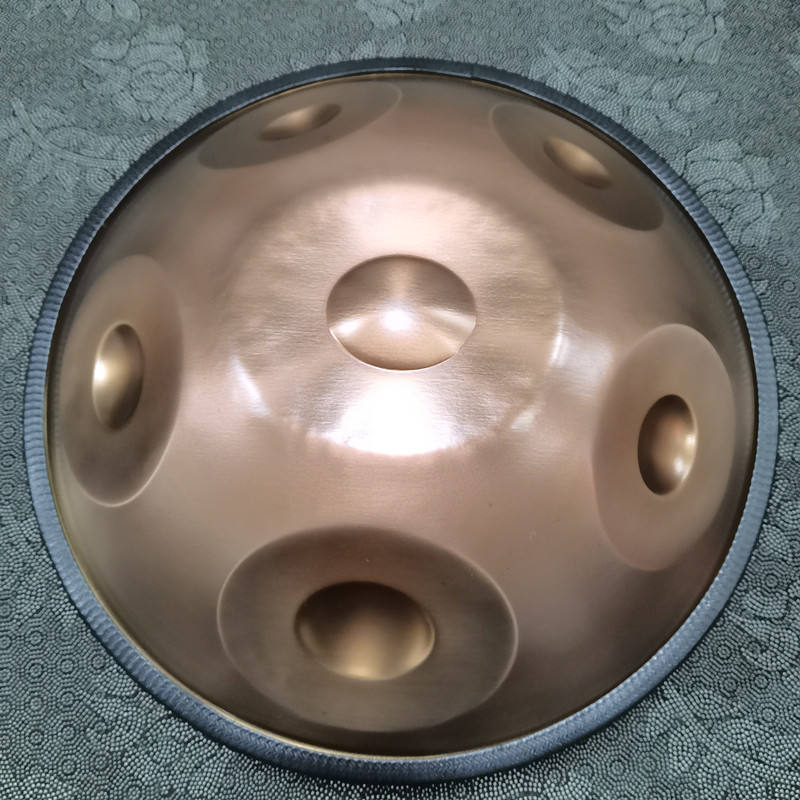Mini handpan GALET 6 notes bronze, vue de dessus : note centrale et 5 champs de notes – Kovapan