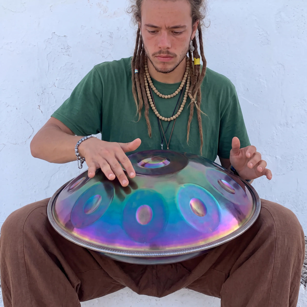 Handpan Harmonie joué en main, vue rapprochée - KOVAPAN