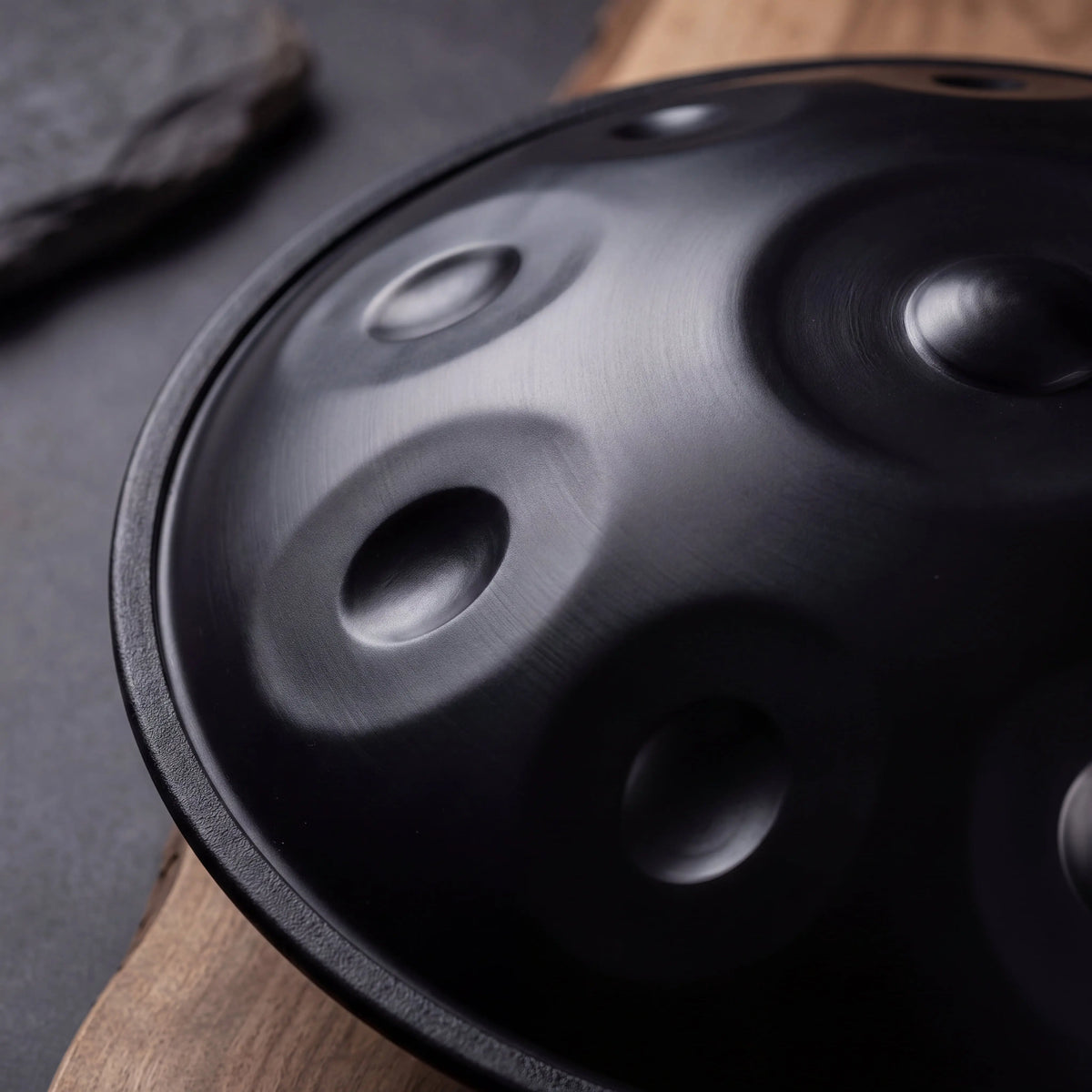 Handpan noir NOVA - Ré Mineur Kurd - 9 à 14 Notes - Gros plan – Kovapan