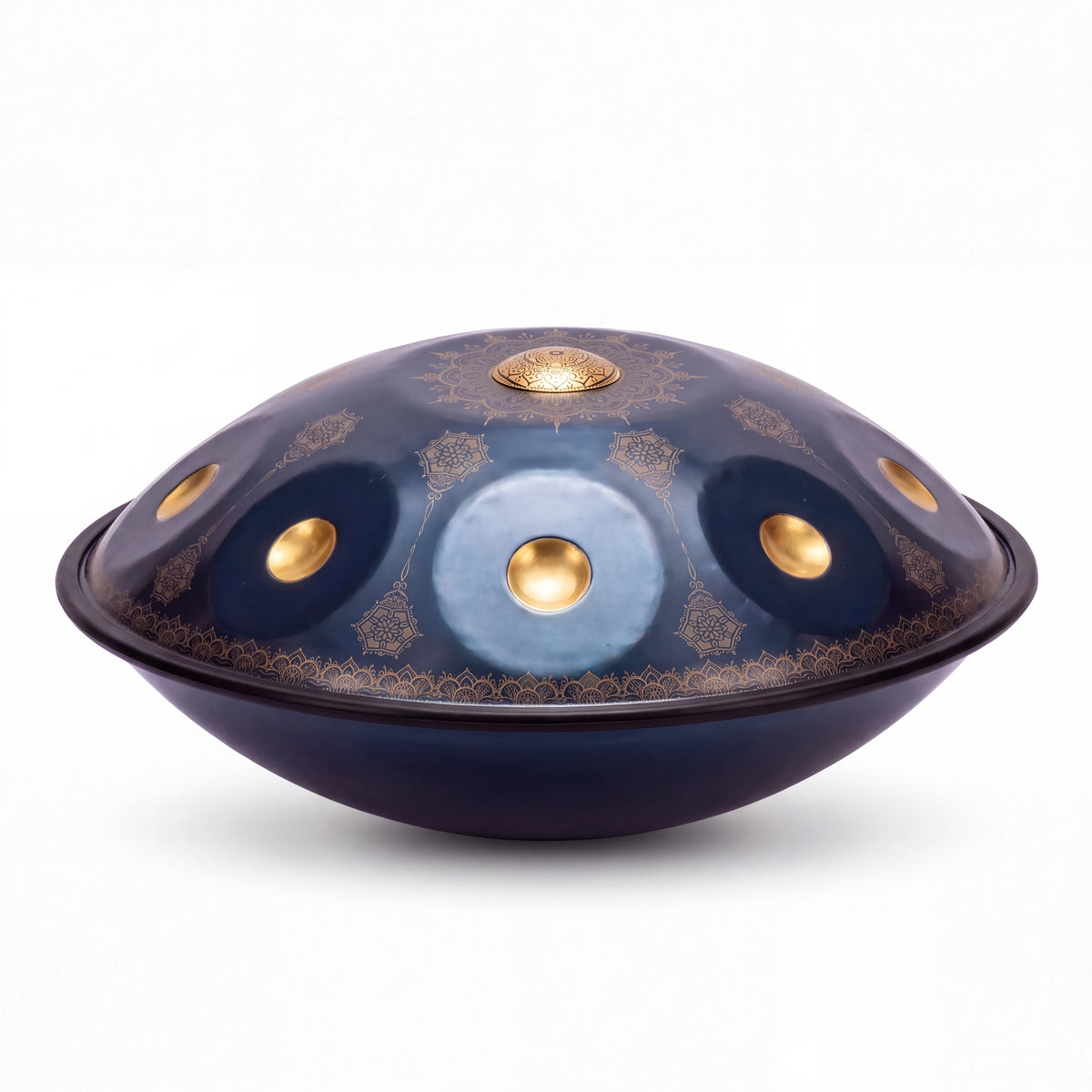Handpan MANDALA ROYAL bleu nuit vu de profil, champs de notes dorés et motifs mandala, sur fond blanc – Kovapan