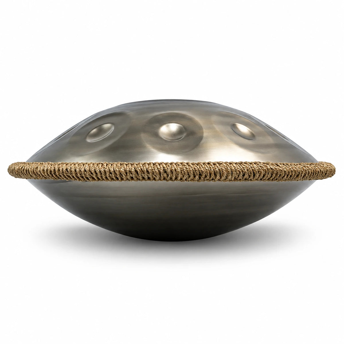 Handpan NAUTILE en Ré mineur Kurd, acier satiné vu de profil avec son cordage tressé – Kovapan