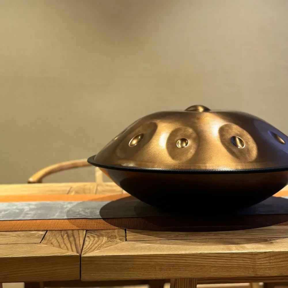 Handpan SIROCCO en Do Hijaz posé sur une table en bois – Kovapan