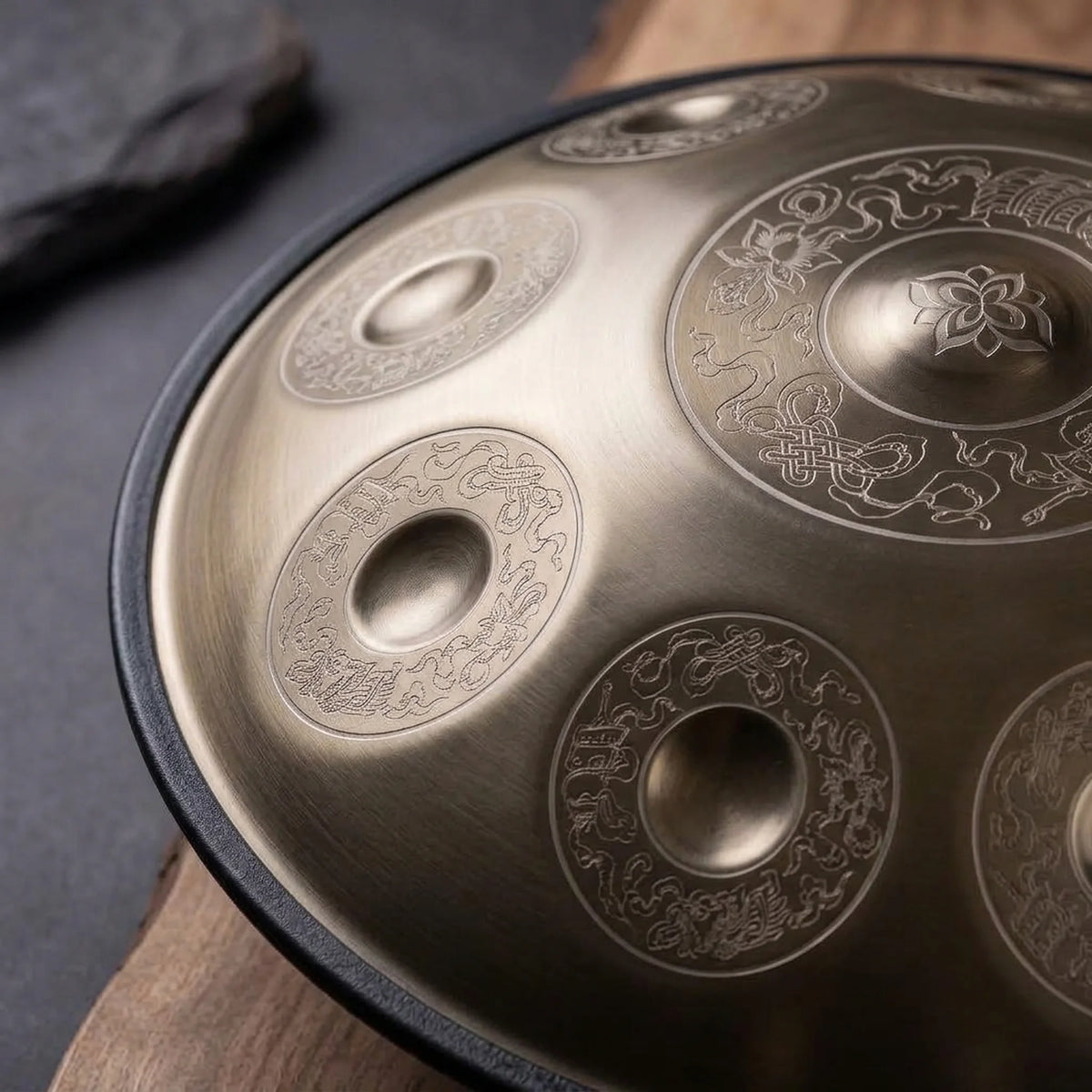 Handpan professionnel vermeil – gros plan gravures orientales lotus champs de notes sur bois et ardoise – Kovapan