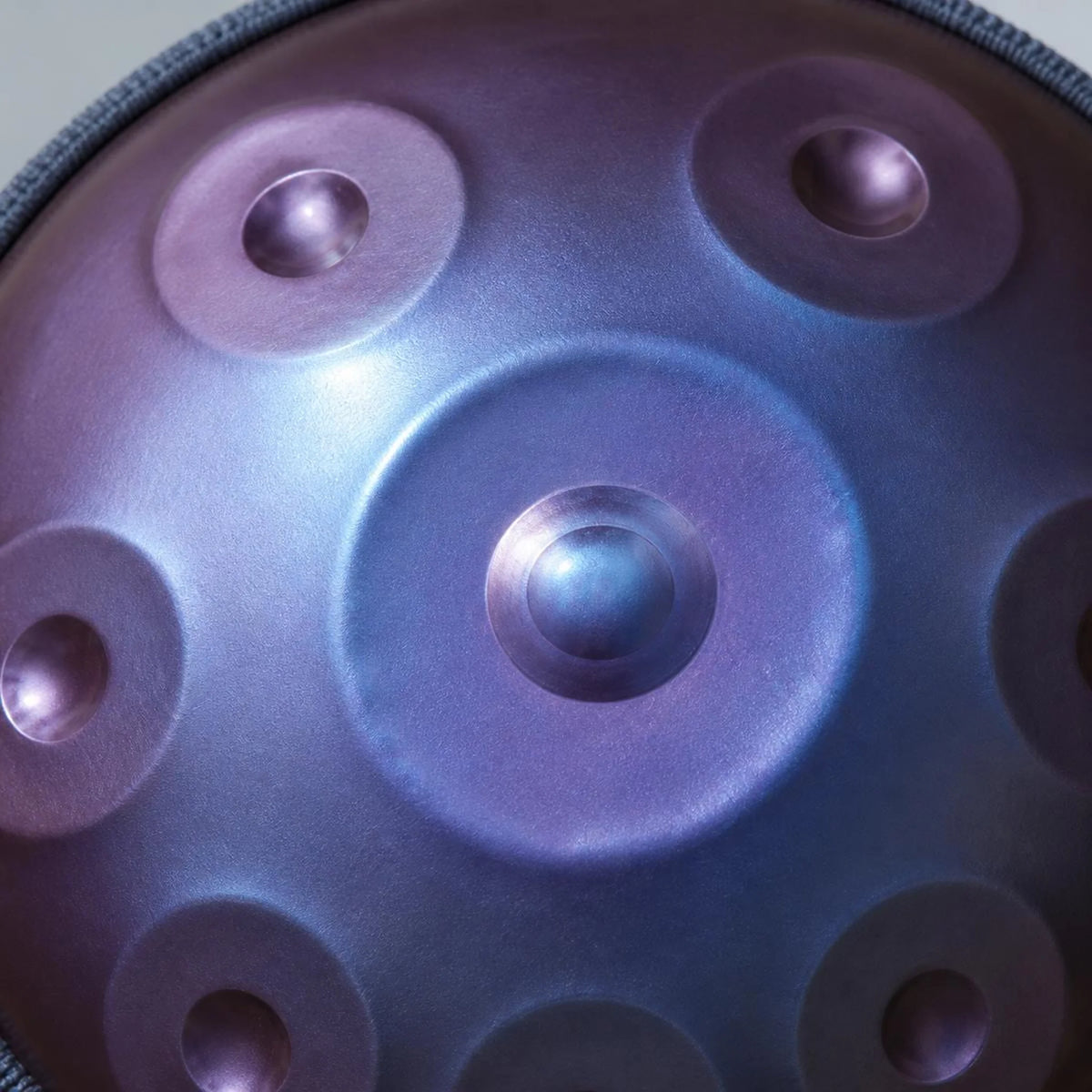 Handpan 12 notes D Kurd violet détail macro - gros plan – Kovapan