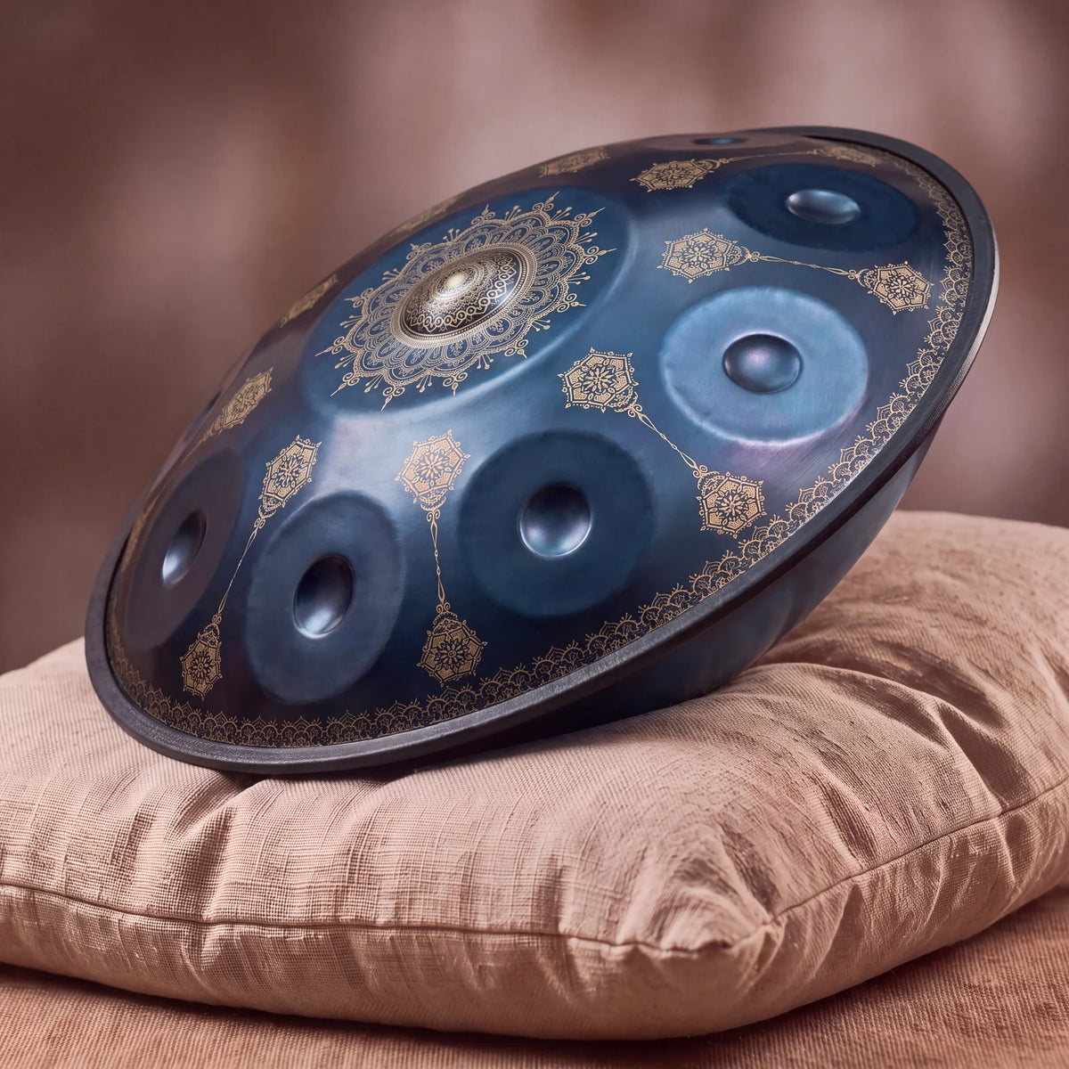 Handpan ZÉNITH Do majeur bleu nuit Kovapan posé sur un coussin, mandalas dorés gravés