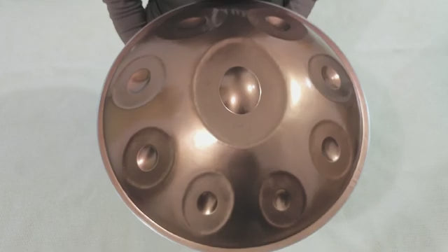 Handpan oriental SIROCCO en Do Hijaz, finition or, joué à la main vu de dessus – Kovapan
